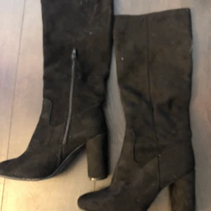 Cowboyboots storlek 36 - Säljer mina URSNYGGA svarta cowboy boots. De är i super bra skick. Säljer för att de inte kommer till så stor användning
