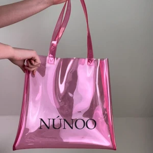 Rosa väska - FÖRST TILL KVARN, INGEN BUDGIVNING 💗💗 slutsåld NUNOO väska, Köpt för 350 kr.🦋🦋 lagt ut MASSA nytt så in och checka min sida🦋🦋 ❇️den 12 mars doneras ALLT till välgörenhet så passa på❇️