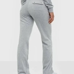 juciy couture - Hej, säljer mitt juicy couture sett. Jag köpte de förra året i november och den är inte min still längre. Vill helst bli av me den buda eller köp dirket för 1500 . Går att sänka pris vid snabb affär ( ÄKTA )