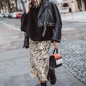 H&M LÅNGKJOL - LÅNGKJOL FRÅN H&M I ”satin” material. Stängs med en dragkedja på sidan💖