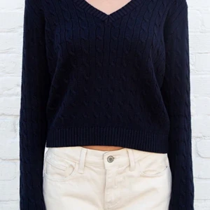 Stickad tröja Brandy Melville - Kabelstickad blå tröja från Brandy Melville. V-ringad. Fint skick. One size (small)
