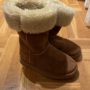 Uggs - Bruna höga uggs som är nervikta 