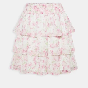 Rosa volangkjol - Volangkjol i ljusrosa ❤️ helt oanvänd med prislapp kvar har därför inga bilder! Säljer även liknande fast annnan färg ! Köpt på zalando för 350