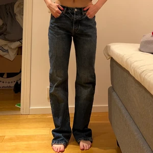 Zara jeans - As balla och slutsålda zara jeans! Använt typ 3 gånger, har för mycket jeans! Stolek 38! Så najs!