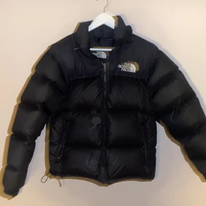 The North Face puffer jacket - North face jacka. Ett hål  som är täckt, den är i bra skick