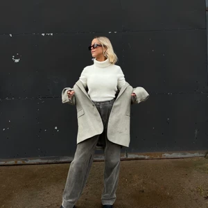 LILY OF THE VALLEY-STICKAD T-SHIRT - super fin stickad t-shirt🤎