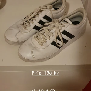 Adidas skor stl 43 1/2 - Använda ,men ändå i bra skick.