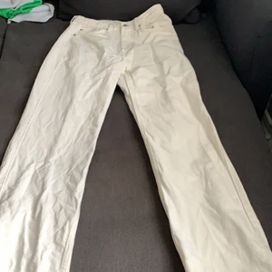 Vita jeans  - Säljer ett par vita jeans från weekday oanvända. Typ: rowe storlek: 29W 32L