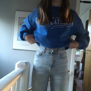Jeans från Gina tricot  - Jättefina lösa jeans från Gina (dem ser inte då lösa ut på bilderna men det är för att dem är för små för mig). Använda ett fåtal gånger, bra skick. Priset kan diskuteras❤️