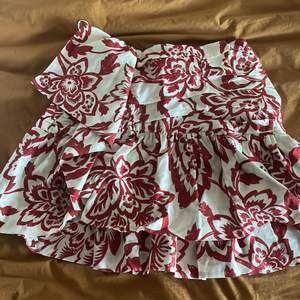 Säljer denna blommiga kjol ifrån Zara i stolek S. Skulle säga att den passar en xs-s. Köpt för flera år sedan. Mycket bra skick ❤️