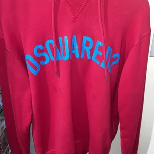 Dsquared 2 hoodie. Strl M - En jätte fin hoodie aldrig använt, köpt i en designer butik i Berlin. Köpt för 2500kr