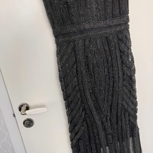 Fest klänning med pärlor  - Använd 2 ggr på två olika bröllop. Klänning3n är i fint skick och i storlek 6 som motsvarar 36.