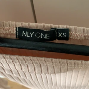 Off shoulder topp - Plagget är använt 1 gång, för en plåtning sen aldrig igen, så den är så gott som ny. Kommer NLY från början och införskaffades ca 2-3 år sen. 