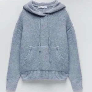 hoodie från Zara💙 - (lånade bilder) lägg endast bud om du är helt säker på att köpa💙 använder sällan så därför säljer jag💙 frakt tillkommer