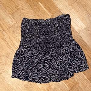 Säljer min superfina kjol från zara. Den har ett superfint mönster och en jättefin passform. Kjolen går även att användas som en topp.
