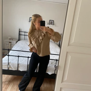 Blus från Gina - Beige blus från Gina. Vet inte exakt storlek men skulle gissa på att den är en M. Passar S också!