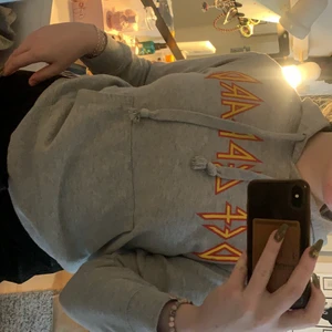 Def lepard hoodie - Köpt på forever 21 i usa, använd men i bra skick