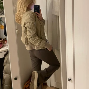 Bomberjacka, strl 32 - As snygg bomberjacka från Rut and Circle i storlek 32. Älskar färgen och perfekt till våren nu när bomberjackor är trendigt igen ❤️‍🔥❤️‍🔥❤️‍🔥