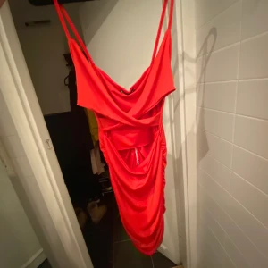 Klänning - Klänning från shein. Väldigt snygg och aldrig använd. Passar en S-M