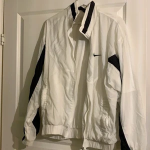 Vintage nike jacka  - Assnygg nike jacka som min mamma använde som ung, har inga fläckar eller liknande. Storlek M men passar även mindre storlekar, beroende på hur oversized man vill att den ska va. Kan mötas i Klippan, eventuellt Hbg eller skickas mot fraktkostnad