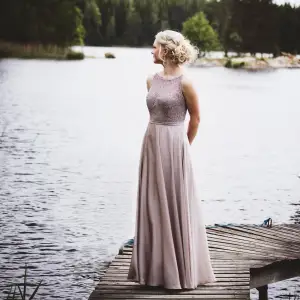 Säljer min älskade balklänning köpt på Idéskrädderiet i Växjö för 3500. Hoppas den kan få en ny ägare som känner sig lika fin som jag gjorde den dagen! Hör av dig om du har frågor 😊