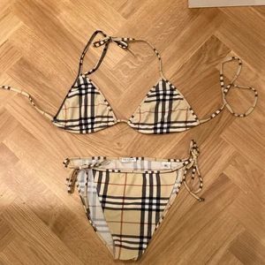Burberry bikini - Jättefin burberry bikini! Köpt 2018 men bara använd någon gång. Storlek XL men liten i storleken, toppen passar nog allt från XS-L beroende på kupstorlek, och underdelen sitter som en M/L! 
