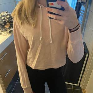 Rosa kort hoodie köpt på hm i storlek s men passar även xs