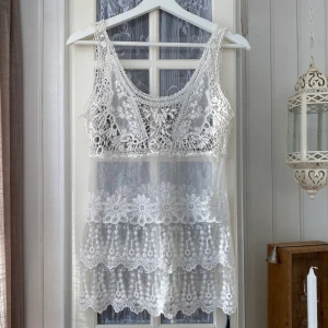 Linne - Virkat spetslinne i bra skick! Är ifrån Vero Moda men lappen är avklippt. Frakt tillkommer 