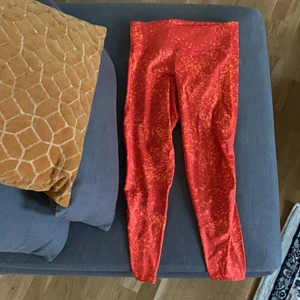 Adidasbyxor träningstights - Långa träningstights med hög midja och snygg snörning i midjan. Strl S men skulle säga att dem går på en M också! 