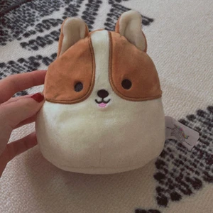 Squishmallow  - En liten squishmallow, kan vända sig till en katt :) (plagget nedanför, för fler bilder) nypris: 150kr.                    Säljer för 120 jag står för frakt 🚚 