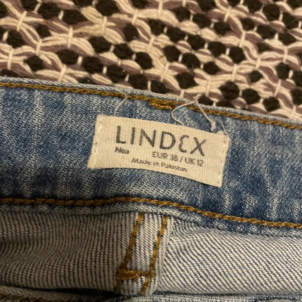 Ett par jeans från lindex i modellen NEA i stolek 38. I veldigt fint skick. Jeans & Byxor.