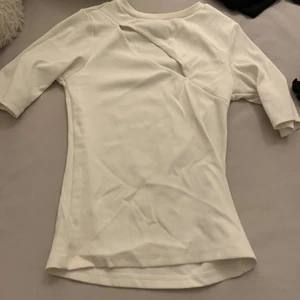 T-shirt - Vit t-shirt med ett snitt vid brösten väldigt fin 