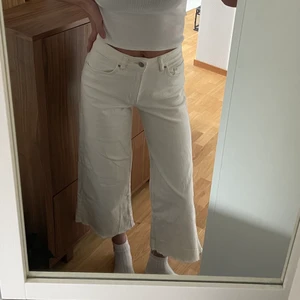 Vita jeans flare/highwaist - Säljer dessa sköna jeans från H&M då de är för korta för mig, är 174cm så perfekta om du är runt 160cm 💘 snygg slitning längst ned, sitter tight över rumpan och är skönt stretchiga! 💘 lite skrynkliga pga bara legat i garderoben annars är de som nya ☺️