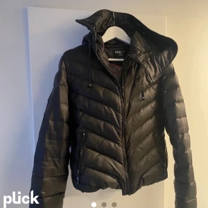 Jacka hollies - Precis son ny! Äkta päls. Strl 40 men väldigt liten i strl 