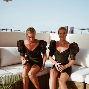 Svart klänning - Svart klänning i strl 36 från Adoor. Modellen är i en diskret omlott vilket ger en vision av en smalare midja. Ballong ärmarna är i mesch och kan bäras som på bilden eller off-shoulder🖤 Använd vid ett tillfälle.