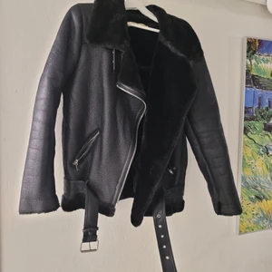 Bikerjacka med fuskpäls - Fin bikerjacka från Zara i storlek M