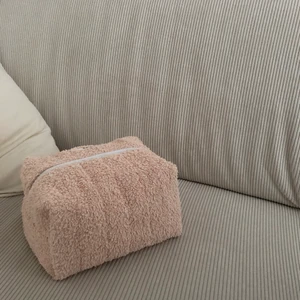 Korallrosa necessär  - Handgjord necessär. Gjort av återvunnet tyg. Finns mer på bernh.se🌸 18x14x9cm