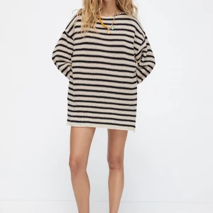 zara randig oversize tröja - zara randig oversize tröja! slutsåld. köpt sommaren 2021. jättefint skick! XS-S men är oversize 