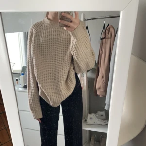 Stickad tröja strl M - Säljer en beige stickad tröja från lager 157 strl M pågrund av att den är för stor för mig