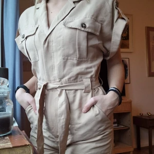 Byxdress stl.40 - En beige byxdress i strl 40. Sparsamt använd med korta ben och ärmar. 