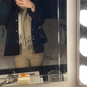 Kort stickad kappa - Lite kortare stickad kappa från Gina. Köpt men bara använd 2 gånger. Också slutsåld.