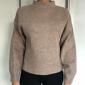 Stickad tröja från Zara - Beige tröja i fint skick, använd några få gånger. Passar även dig med storlek S. Jag är 170 cm lång. Finns vid Älvsjö Torg att hämta. Kan även skickas via Postnord mot en fraktkostnad. 