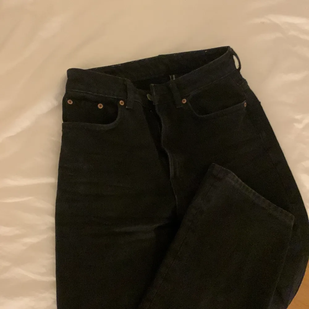 Svarta weekday jeans i modellen Rowe. Knappt använda och kommer inte till användning därför säljer jag! Frakt tillkommer. Jeans & Byxor.