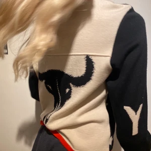 skit ball kofta CARLA DU NORD - skit ball kofta med snygga detaljer och väldigt annorlunda, kommer tyvärr inte till användning längre😢 passar från XS-M