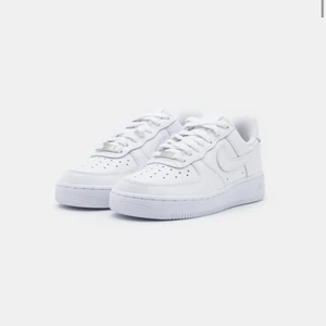 Vita Nike Air Force 1 strl. 36 - Vita Nike Air Force 1 strl. 36. Köpta för ett år sedan, säljes då de är för små för mig. Jättefint skick och väldigt väldigt lite ”creesade”. Kom privat för fler bilder, pris kan diskuteras. Nypris 1 150 kr. 