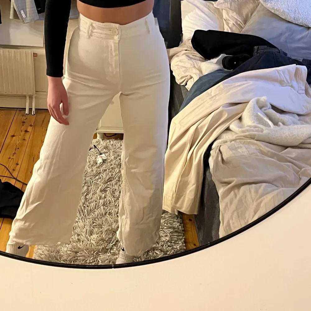 Vita jeans från Zara som passar perfekt till våren/sommaren. använda fåtal gånger så väldigt fint skick! (Ostrukna på bilderna) köpta för 400 kr, säljer för 100 kr+ frakt . Jeans & Byxor.