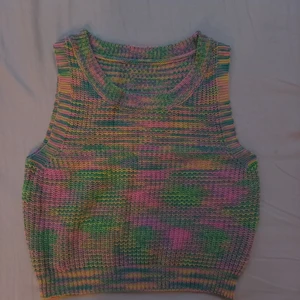 Färgglad topp - En färgglad topp. I färgerna rosa, grön och gul. Säljer då den tyvärr är för stor. I storlek S. Skriv vid intresse eller om du vill ha fler bilder. Köpare står för frakt. Besök gärna min profil då jag säljer mycket just nu!