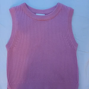 Rosa väst - En rosa väst från monki. Jättefin, tyvärr används den inte så mycket som den förtjänar. I fint skick. Skriv vid intresse eller om du vill se fler bilder. Köpare står för frakt