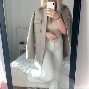 Jacka  - En beige vårjacka, saknar matchande bälte men funkar lika bra utan eller med en annan färg. Köparen står för frakten. Jackan har storlek XS men kan bäras av S och M