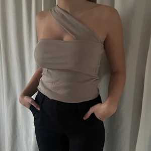 Topp - Jättefin beige topp (linne) från Nelly. Aldrig använd💕